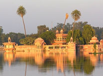 http://www.porwaltravels.com/images/jag_mandir.jpg